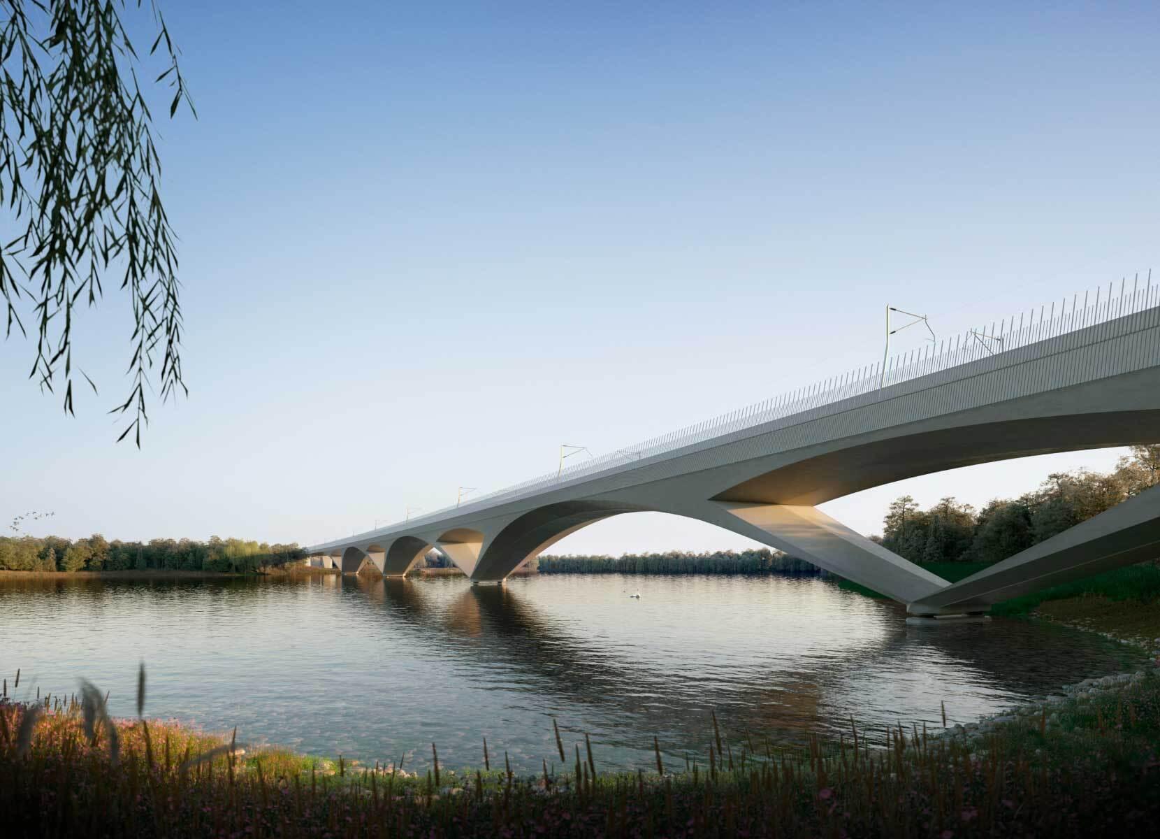 Des arches en béton supportant un pont ferroviaire contemporain au-dessus d’un cours d’eau