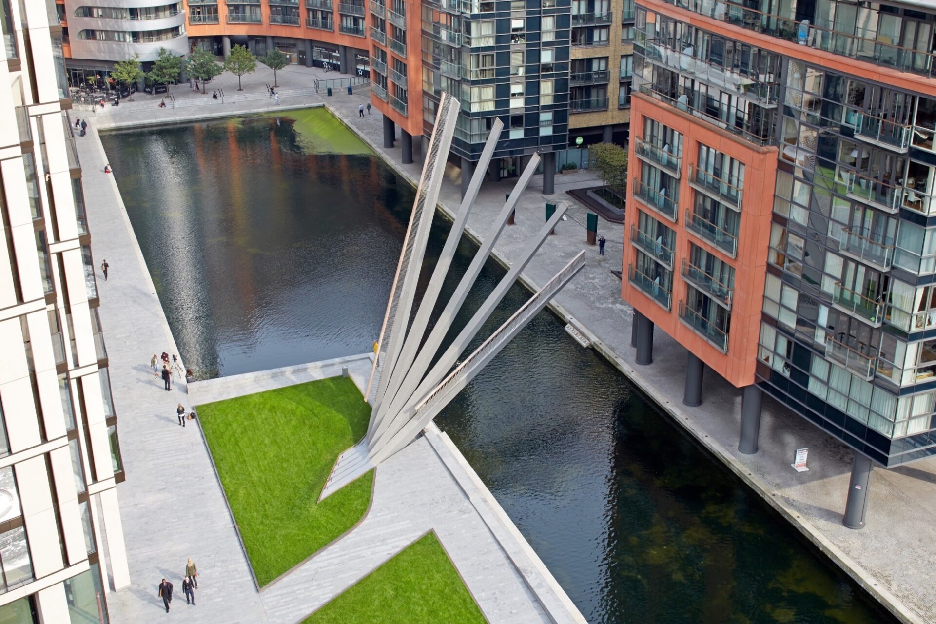 El puente abanico que se abre para dejar pasar barcos 11 Puente Merchant Square y canal de Paddington Basin en su entorno urbano